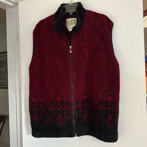Size L. Women’s Duffel Outdoor Red and Black Fleece Vest. EUC.